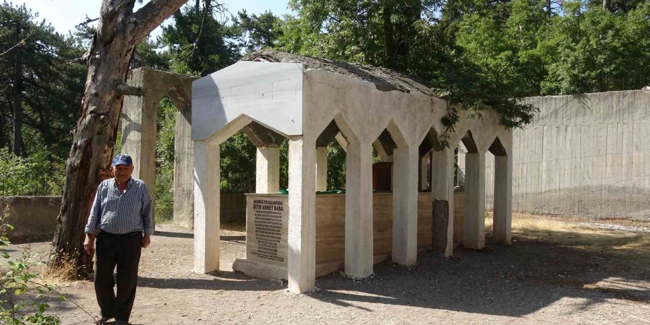 Rivayetleriyle dikkat çeken mezar uzunluğuyla şaşkına çeviriyor