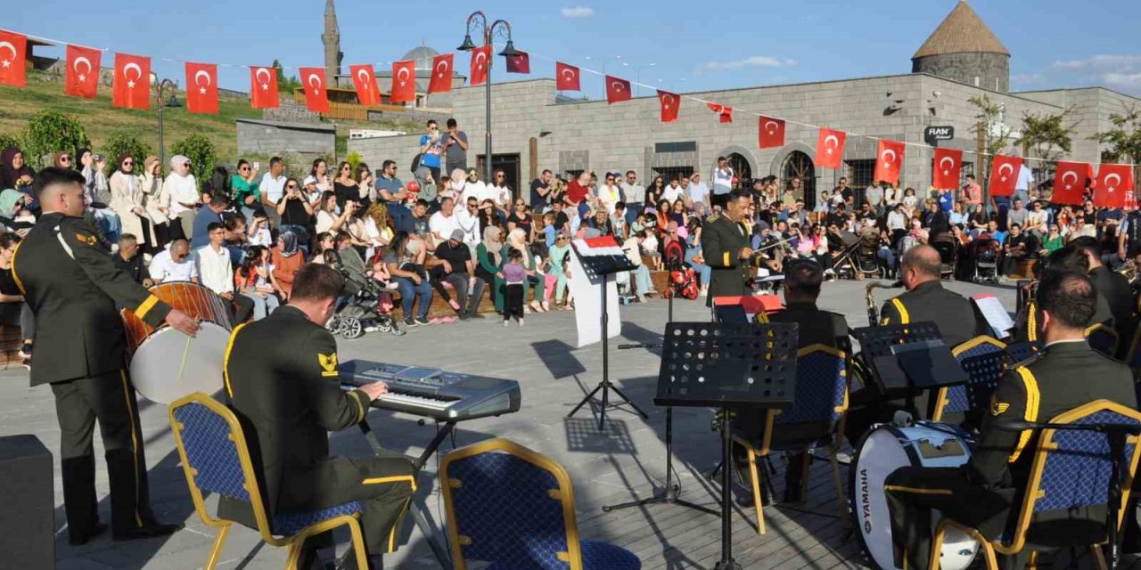 Kars’ta bando konseri yoğun ilgi gördü