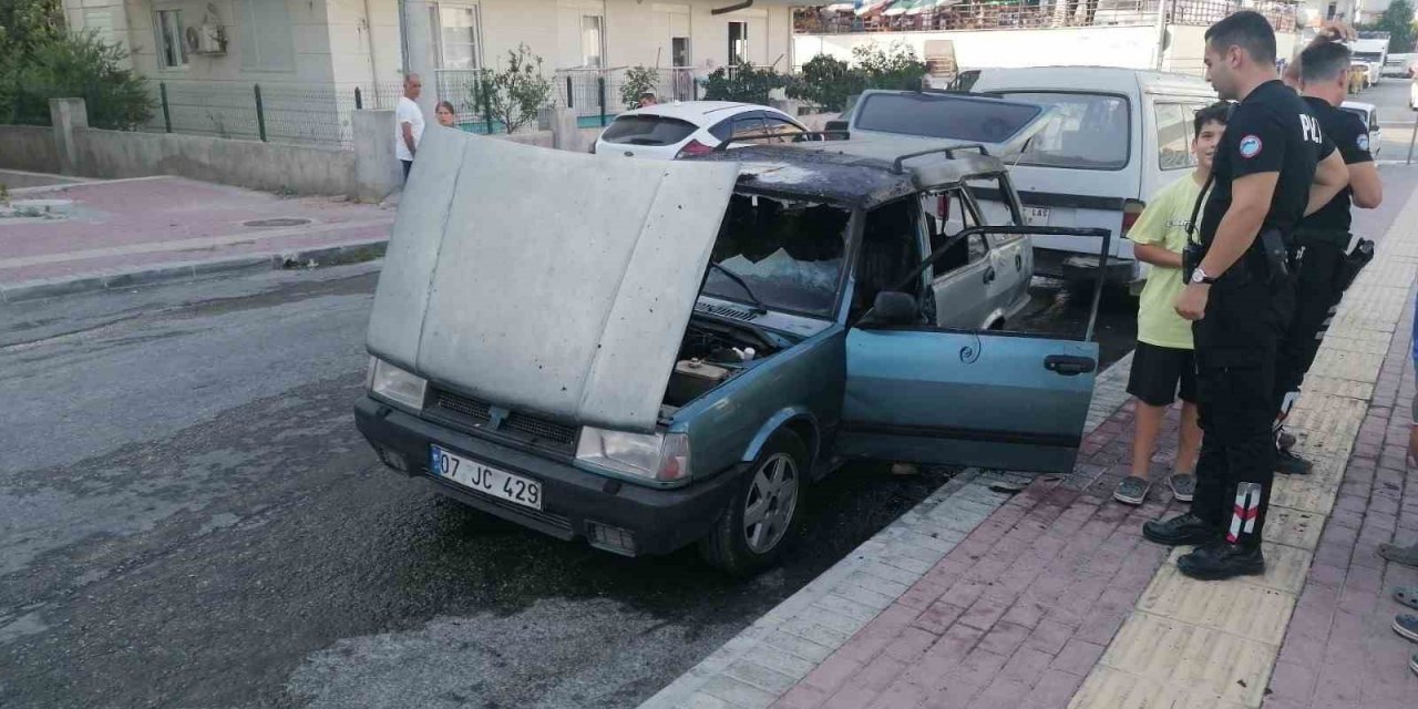 Otomobil alev alev yandı, yanındaki araçlar yanmaktan son anda kurtuldu