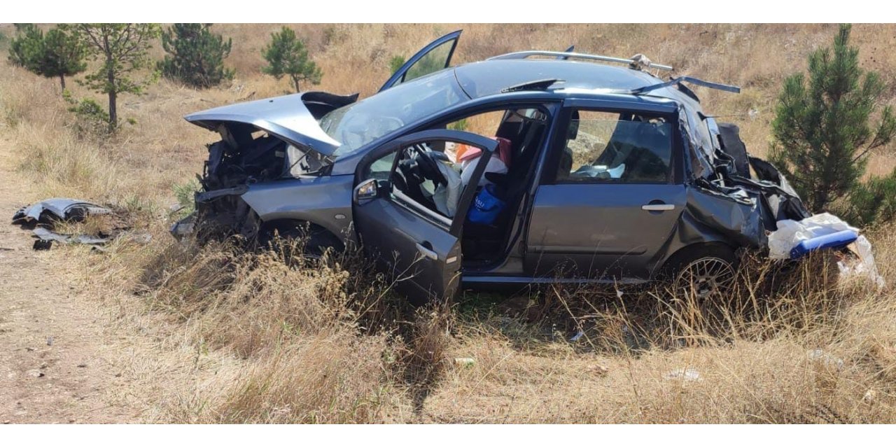 Kazada hurdaya dönen araçta 2 kişi yaralandı