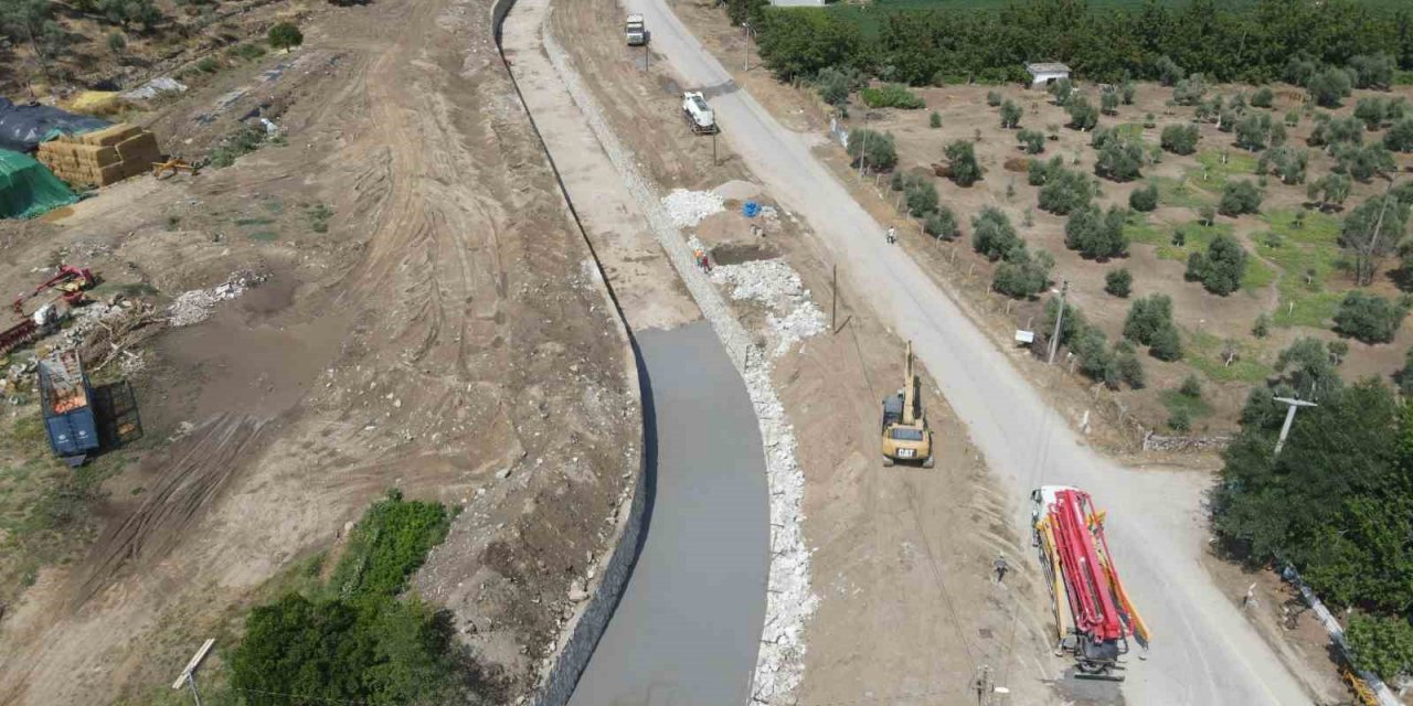 Tahrip olan Güdüşlü Deresi’nin bakımı yapılıyor
