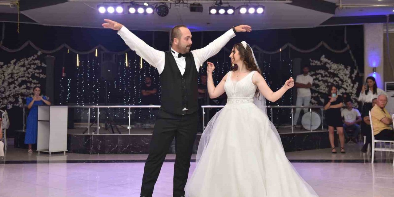 Halk oyunları eğitmeni çiftten muhteşem düğün