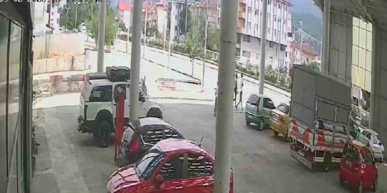 Kız çocuğunun scooter ile merdivenlerden düştüğü anlar kamerada