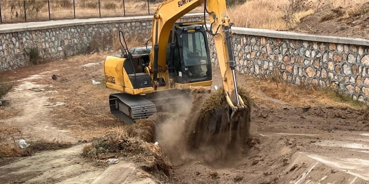 Ezine’de taşkınlara karşı Akçin çayı ve Üsküfçü deresindeki su akış yatakları temizleniyor