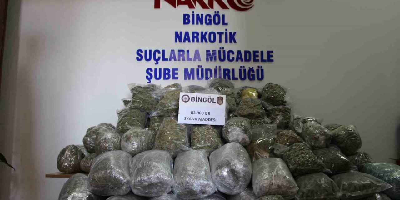 Bingöl’de 84 kilo esrar ele geçirildi: 3 firari şahsı arama çalışmaları sürüyor