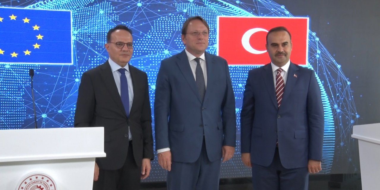 Bakan Kacır: “Arzumuz bir an önce vize serbestisi için Avrupa Birliği’nin somut ilerleme kaydetmesi”