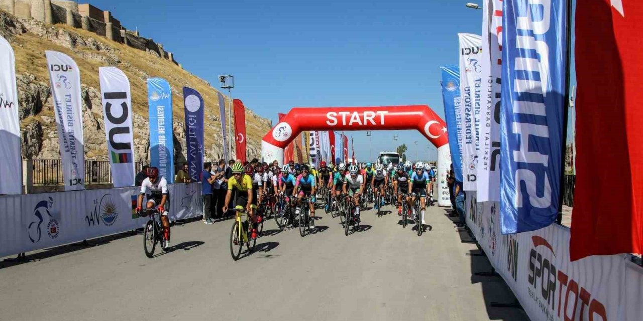 470 kilometrelik uluslararası bisiklet yarışı Van’dan start aldı