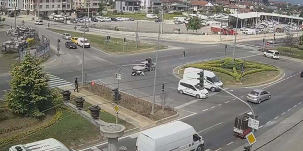 Otomobilin çarptığı motosiklet böyle savruldu