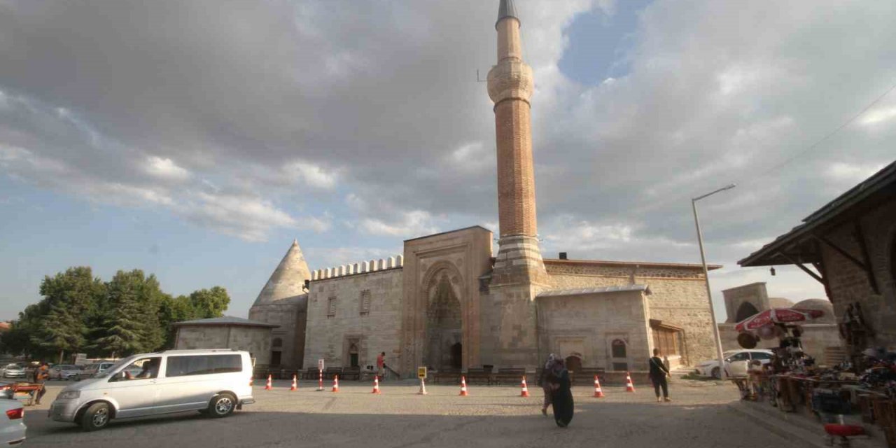 Tarihi Eşrefoğlu Camisi’ni bir yılda 281 bin kişi ziyaret etti