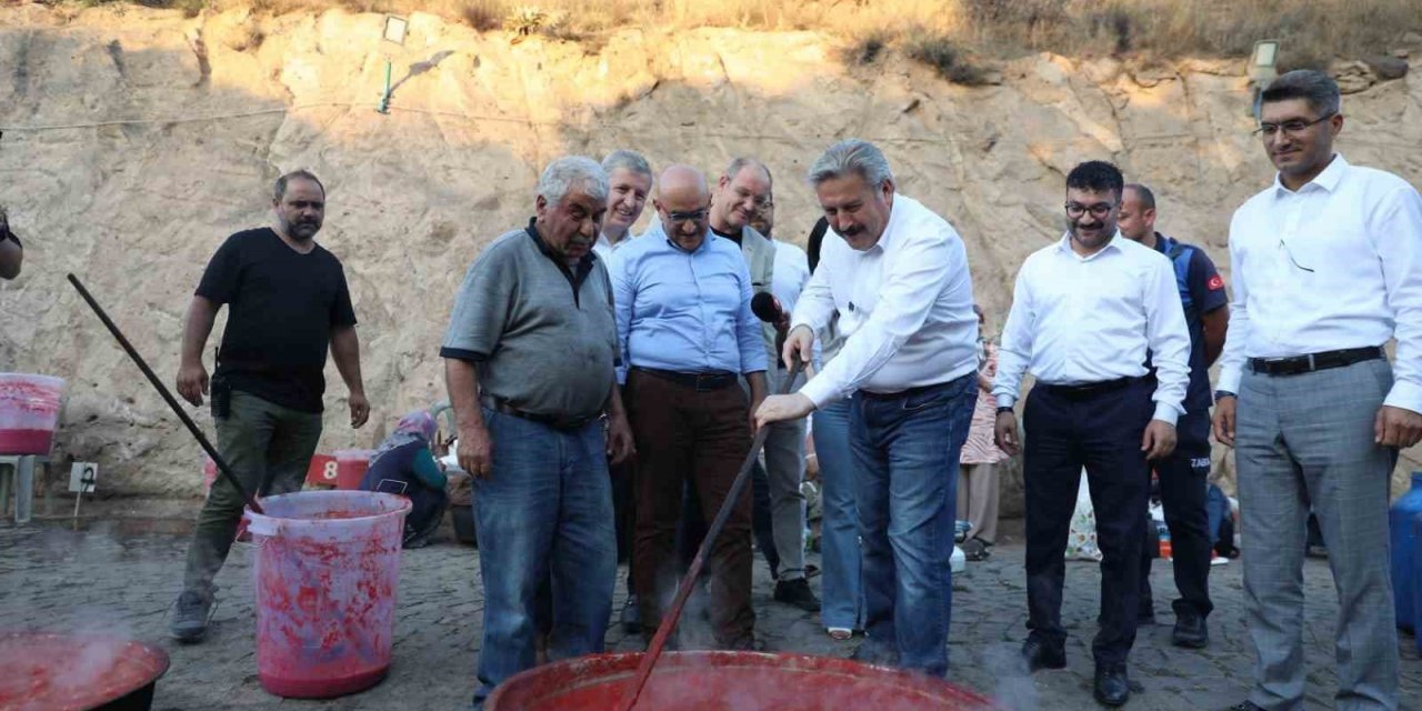 Salça Günlerinde Vatandaşlar Hem Salça Kaynatıyor, Hem Kaynaşıyor