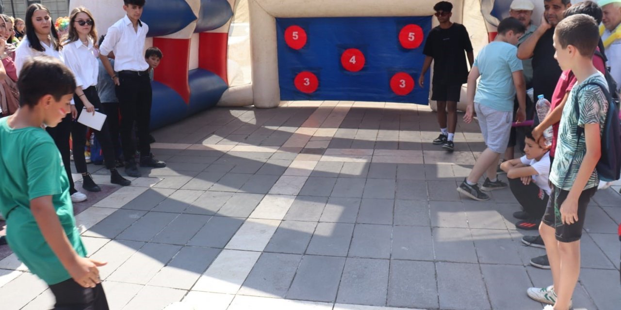 Türkiye Futbol Federasyonunun valilik önünde düzenlediği etkinliğe yüzlerce genç katıldı