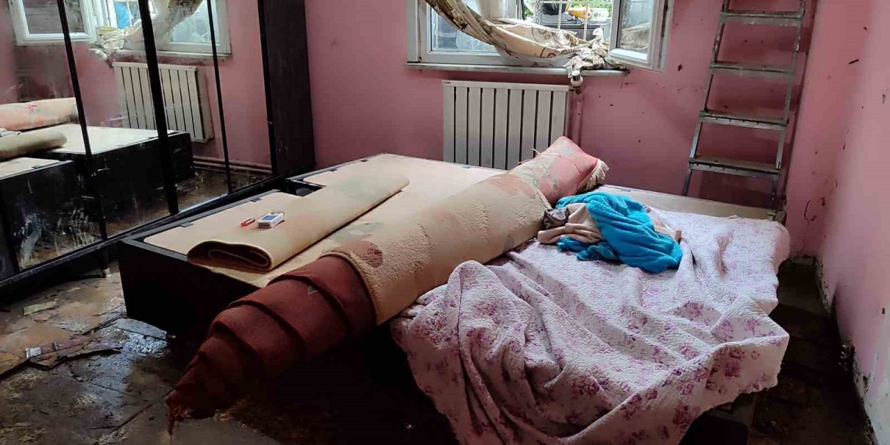 Kızına yaptığı çeyiz selde kullanılmaz hale geldi