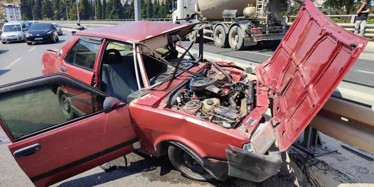 Kuşadası’nda ehliyetsiz sürücü otomobiliyle bariyerlere çarptı: 2 yaralı