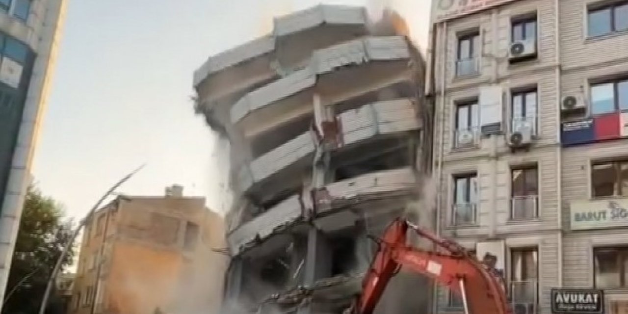 Ağır hasarlı bina yıkılırken sağlam binaya zarar verdi