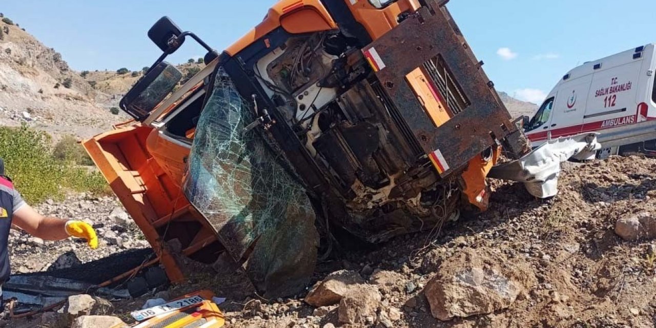 Kontrolden çıkan kamyon şarampole devrildi: 1 ölü