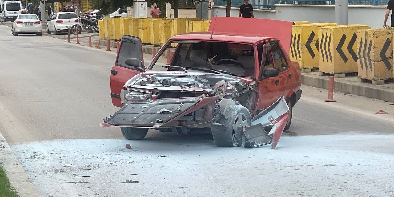 Aydınlatma direğine çarpan otomobil alev aldı