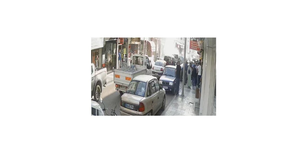 Faciadan kıl payı dönüldü, o anlar güvenlik kamerasına yansıdı
