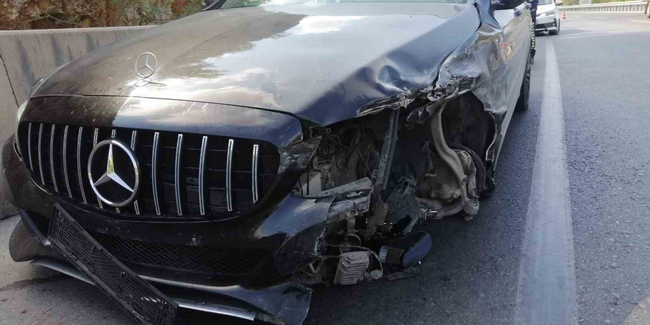 Kontrolden çıkan lüks otomobil bariyerlere çarptı: 2 yaralı