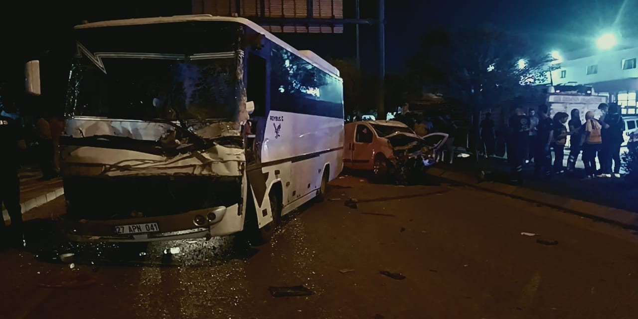 Hafif ticari araç ile işçi servisi çarpıştı: 2 ağır yaralı