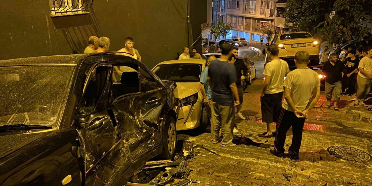 Freni patlayan taksi yokuş aşağı kayarak 3 araca çarptı: 1 yaralı