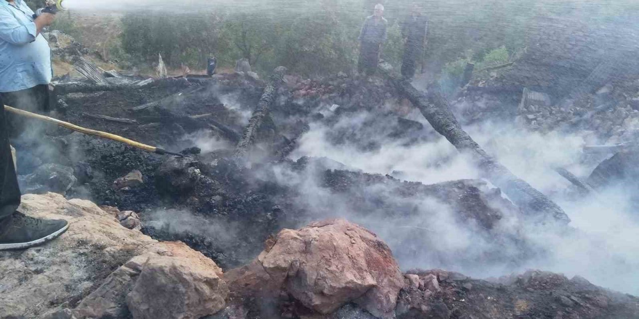 Feke’de ağıl yandı 60 keçi telef oldu