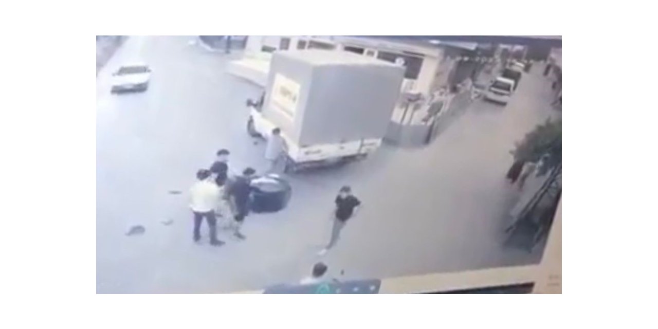 Kamyonete çarpan motosikletli ve arkadaşı böyle savruldu