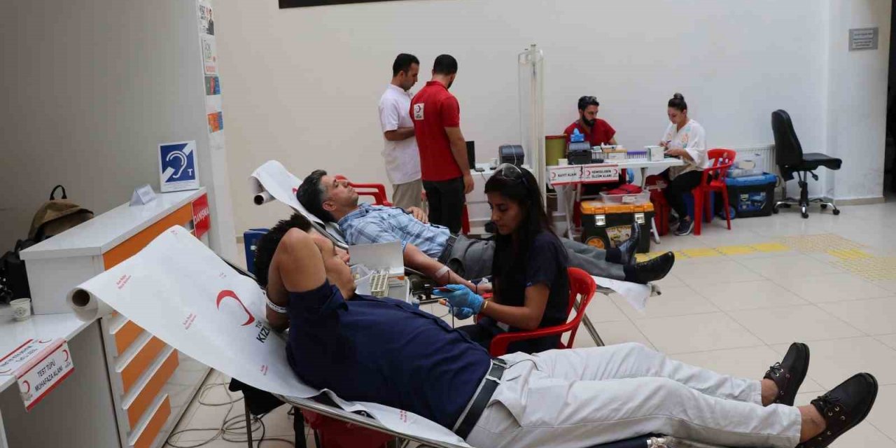 Valilik personeli kan verdi