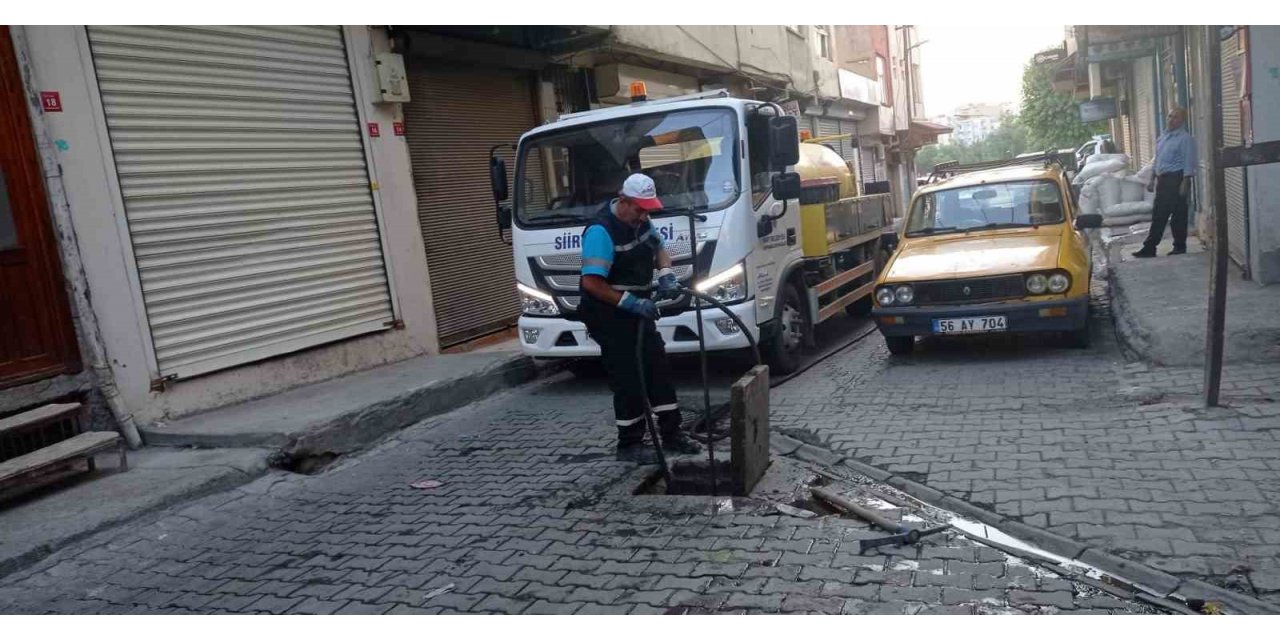 Siirt Belediyesi ekiplerince mazgal ve rögarlar temizleniyor