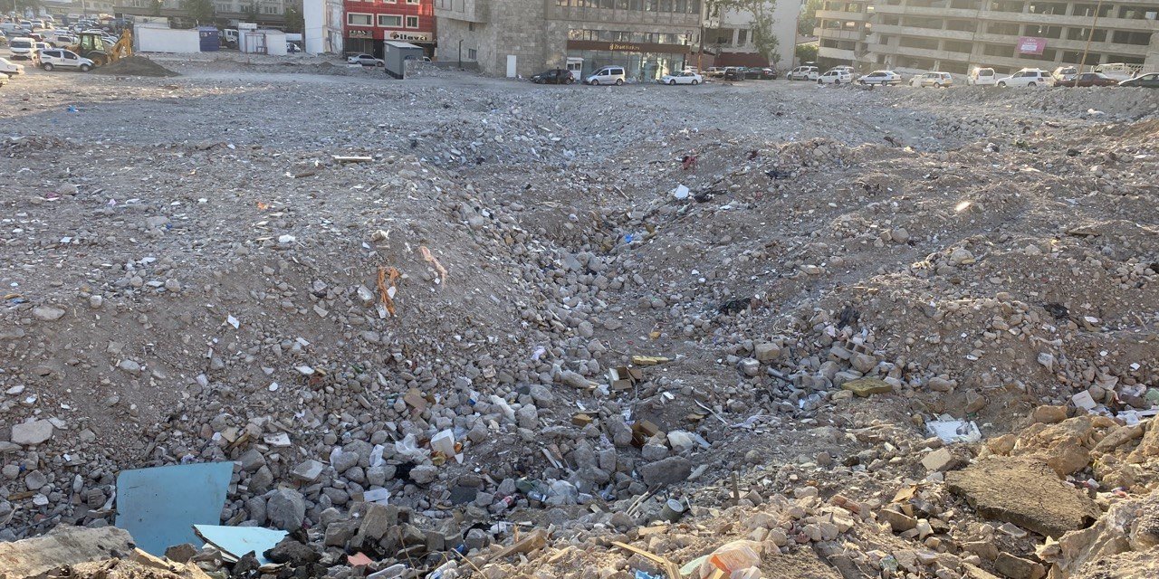 Kahramanmaraş’ta 85 iş yerinin bulunduğu handan geriye boş bir arazi kaldı