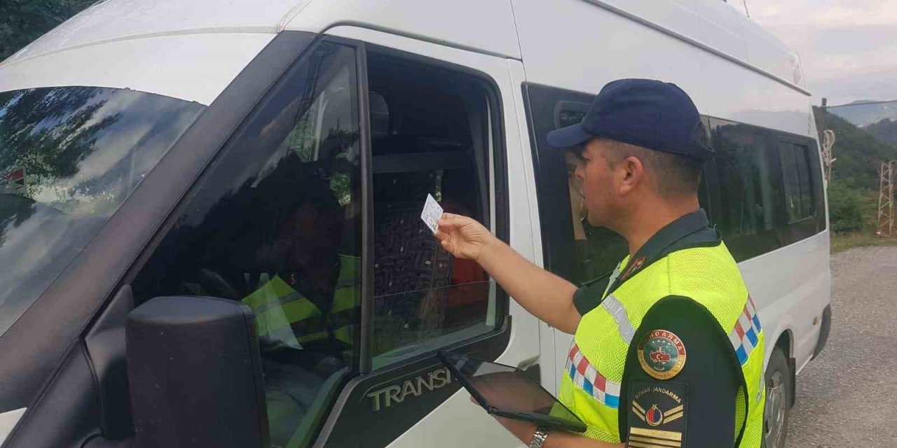 Jandarma servis araçlarını denetledi