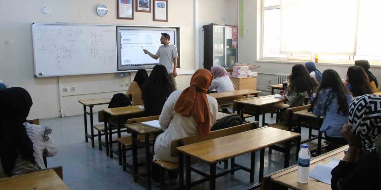 Öğrencilere üniversiteye hazırlık kursu veriliyor