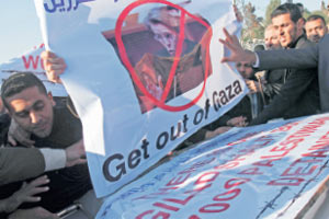 Fransız bakana pabuçlu protesto