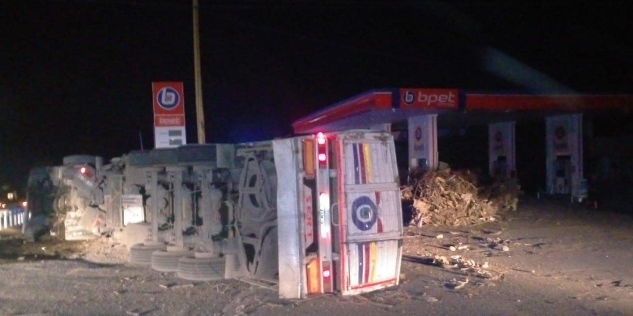 Virajı alamayan tır devrildi: 1 yaralı