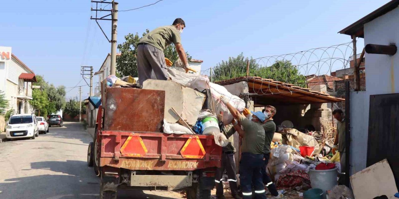 Bu evden, 8 saatte 7 kamyon çöp çıktı
