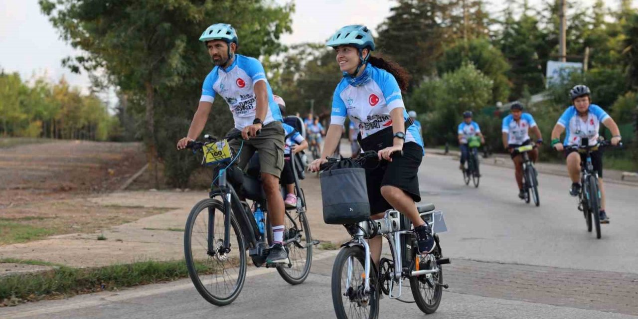 Turizm destinasyonuna pedal çeviriyorlar