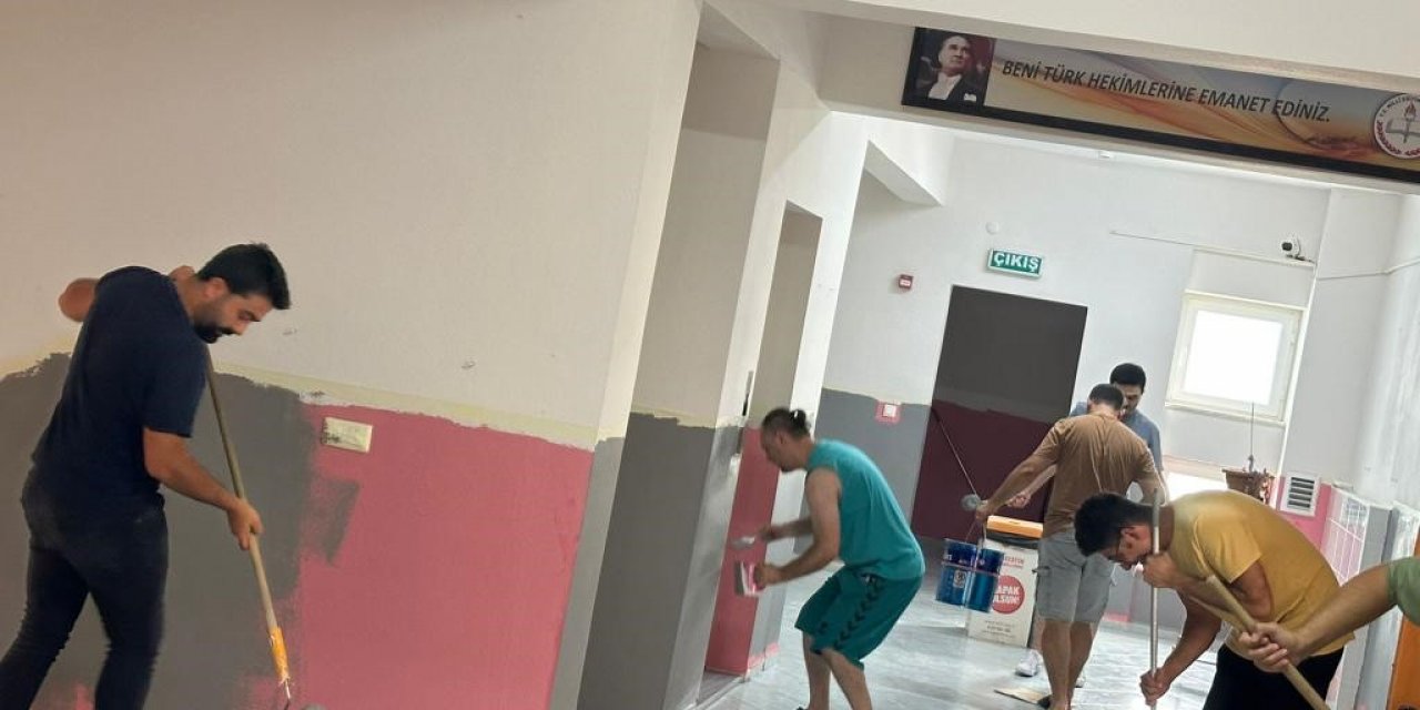 Öğretmen ve veliler okulu çocuklar için boyadı