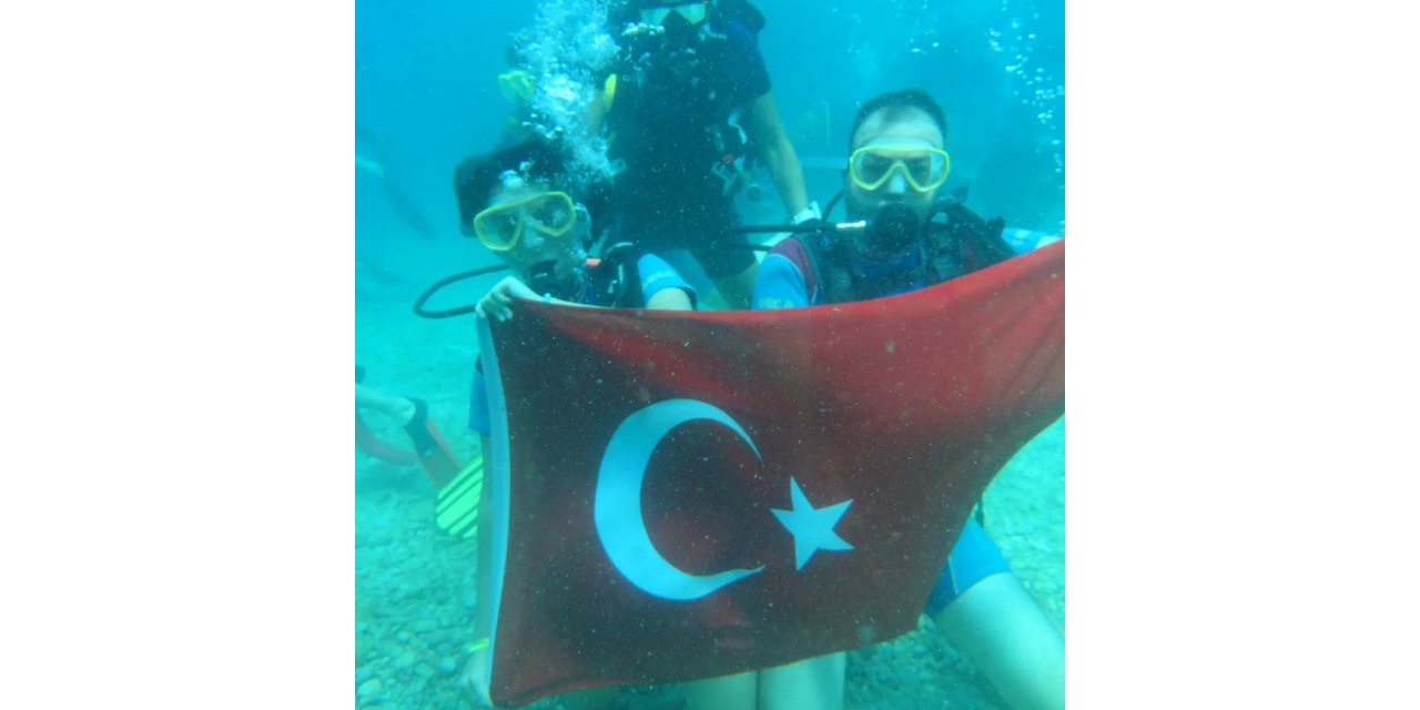 Dalgıçlık eğitimi alan Muğlalı çift denizin 40 metre derinliğinde Türk bayrağı açtı