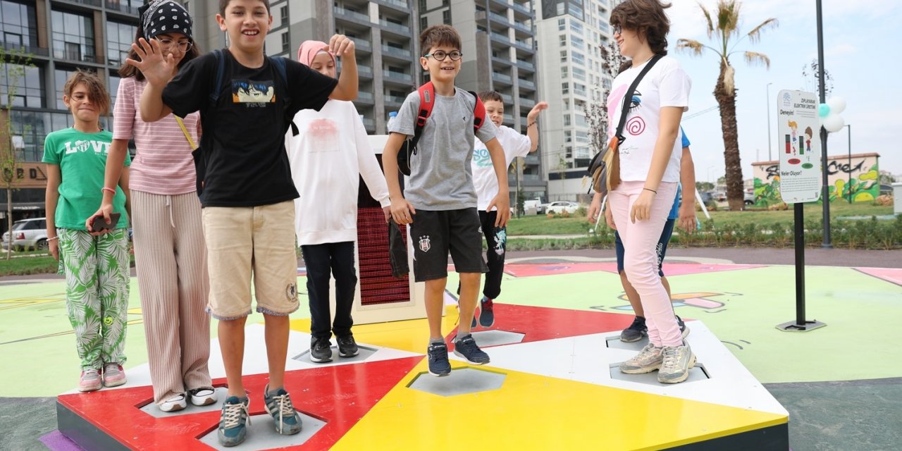 Bu parkta çocuklar, hem eğleniyor hem de elektrik üretiyor