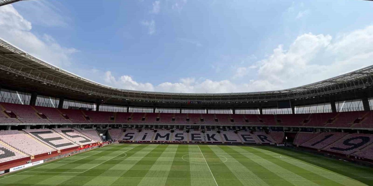 Yeni Atatürk Stadyumu’nda milli maç öncesi yoğun çalışma