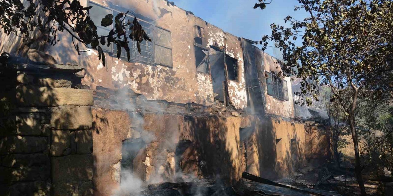 Giresun’da iki katlı ahşap ev yangında kullanılmaz hale geldi