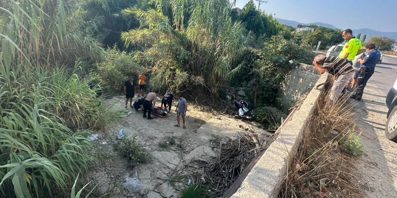 Kuşadası’nda motosiklet dere yatağına uçtu: 2 ağır yaralı