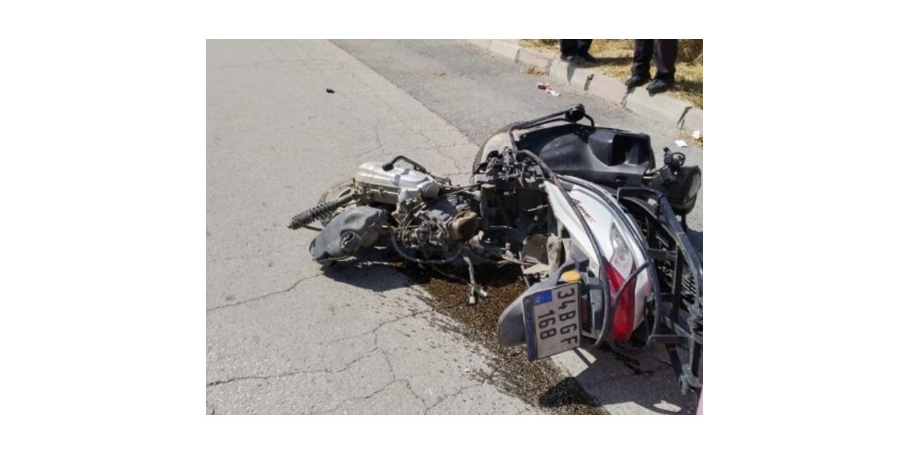 Ticari taksinin çarptığı motosiklet sürücüsü ağır yaralandı