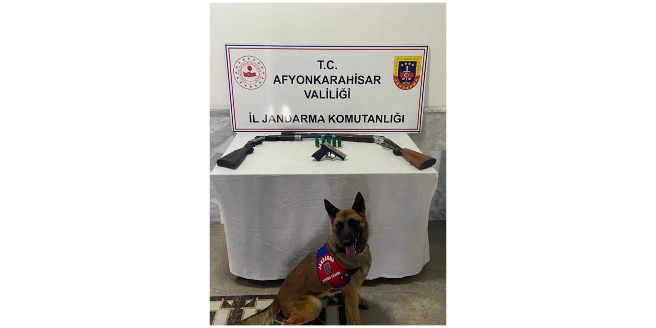 Jandarma ruhsatsız tüfekler ve kurusıkı tabanca ele geçirdi