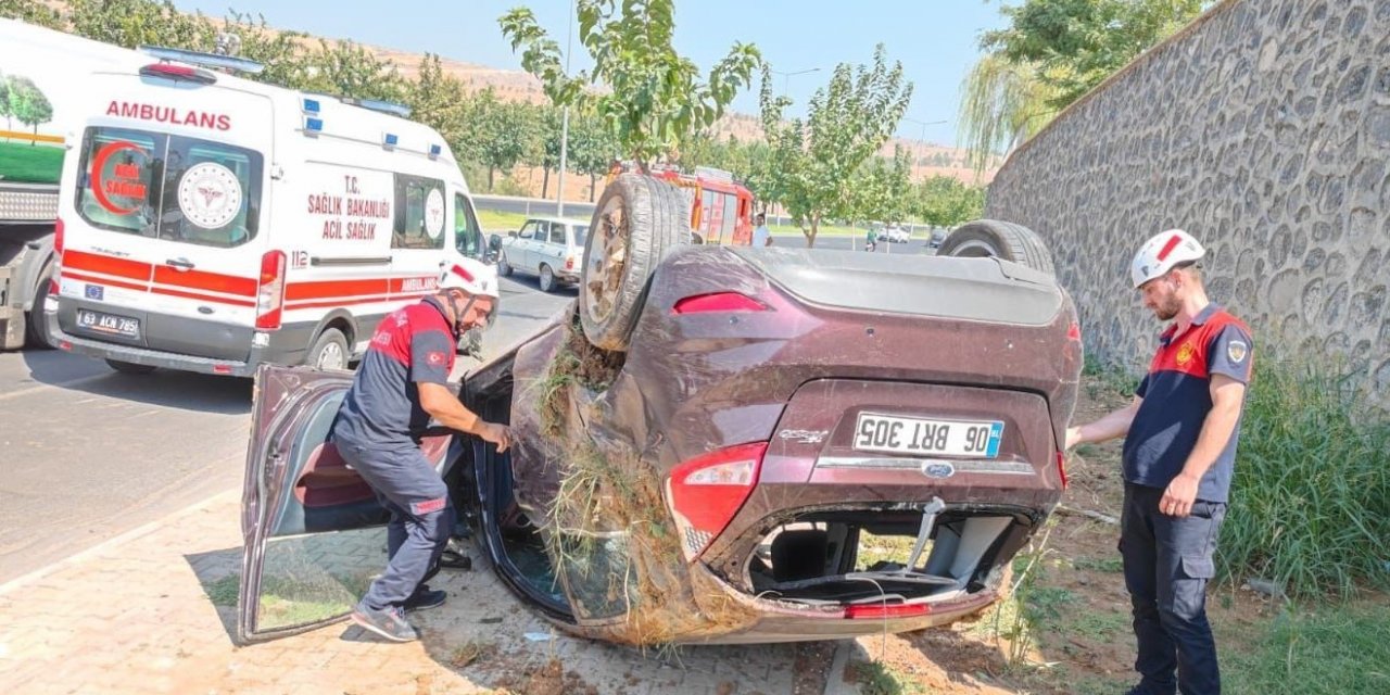 Devrilen araçtaki 2 kişi yaralandı