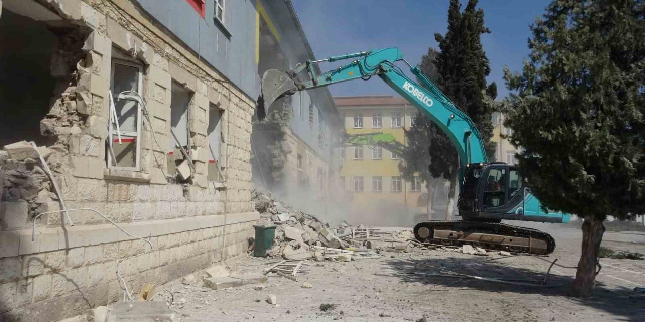 Kilis’te ağır hasarlı okulların yıkımına başlandı