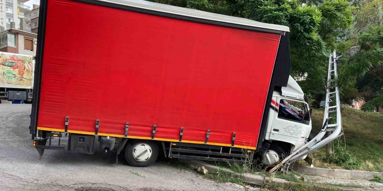 El freni çekilmeyen kamyon direğe çarparak durabildi