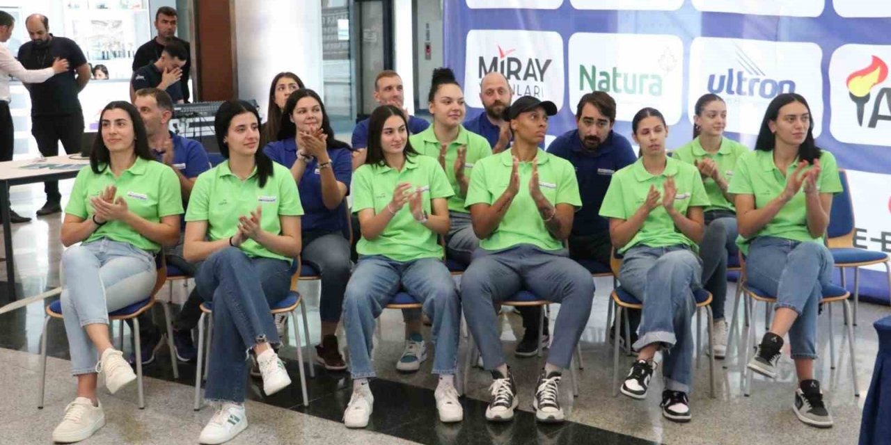 Nesibe Aydın Gençlik ve Spor Kulübü oyuncuları, öğrenciler ile buluştu