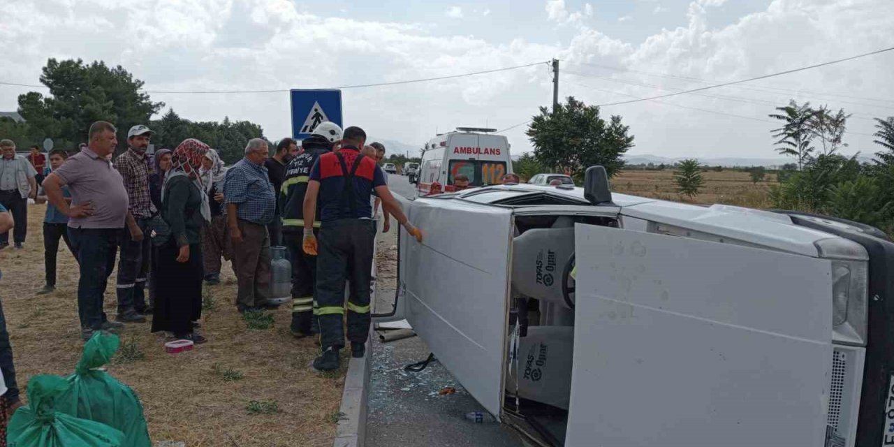 Burdur’da römork bağlı otomobil devrildi 3 kişi yaralandı.