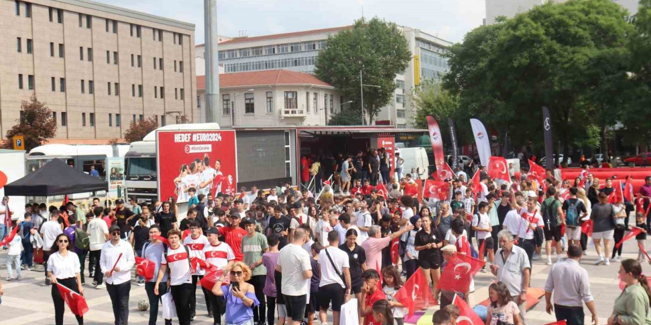 Türkiye Futbol Federasyonu Milli maç öncesi Eskişehir Valiliği önündeki etkinliklerine devam ediyor