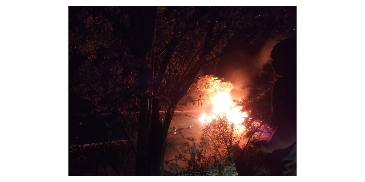 Elazığ’da tırın dorsesi alev alev yandı, patlama sesleri korkuttu